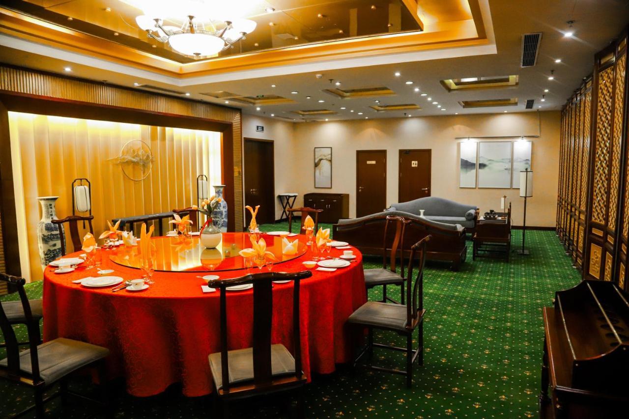 Beijing Palace Soluxe Hotel Astana Buitenkant foto A private dining room at a restaurant in Beijing