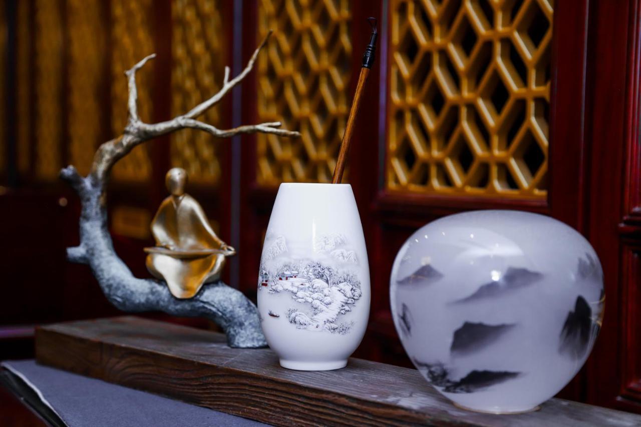 Beijing Palace Soluxe Hotel Astana Buitenkant foto A porcelain vase