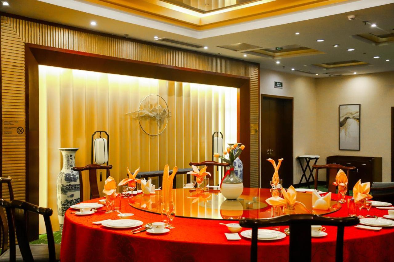 Beijing Palace Soluxe Hotel Astana Buitenkant foto A restaurant in Beijing