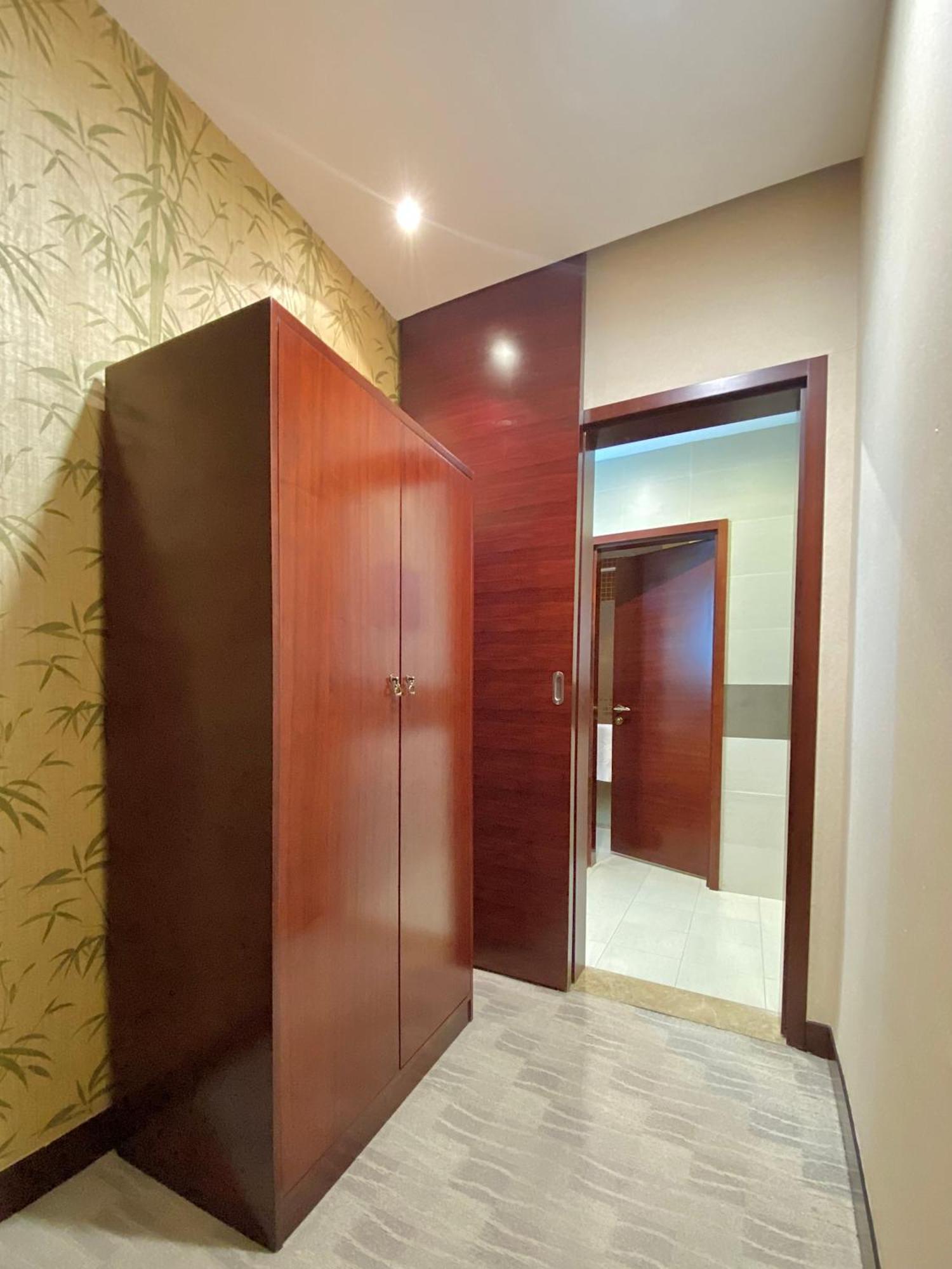 Beijing Palace Soluxe Hotel Astana Buitenkant foto A mirrored door