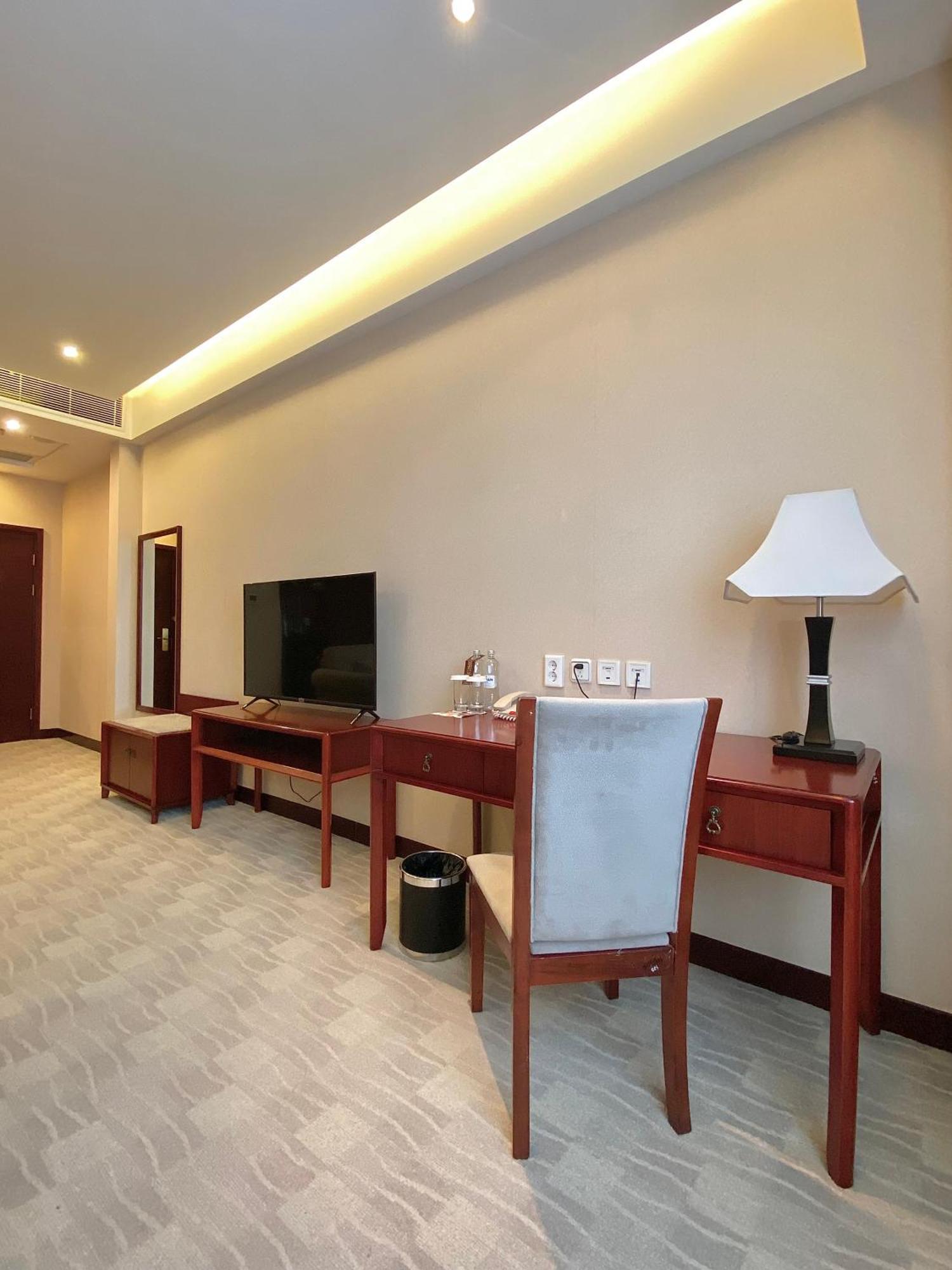 Beijing Palace Soluxe Hotel Astana Buitenkant foto A room at the hotel