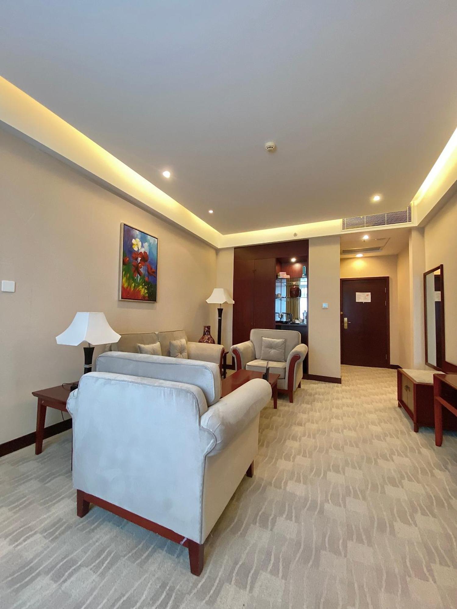 Beijing Palace Soluxe Hotel Astana Buitenkant foto A suite at the hotel