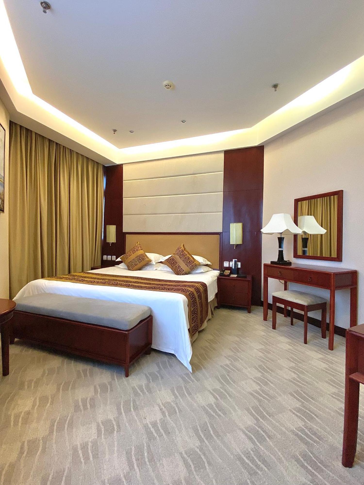 Beijing Palace Soluxe Hotel Astana Buitenkant foto A bedroom at the hotel