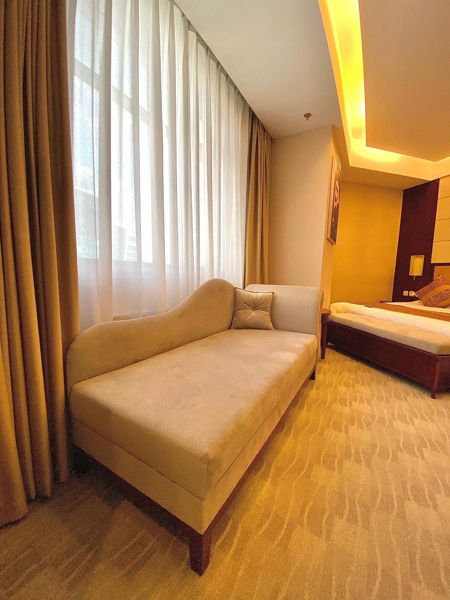 Beijing Palace Soluxe Hotel Astana Buitenkant foto A sofa bed