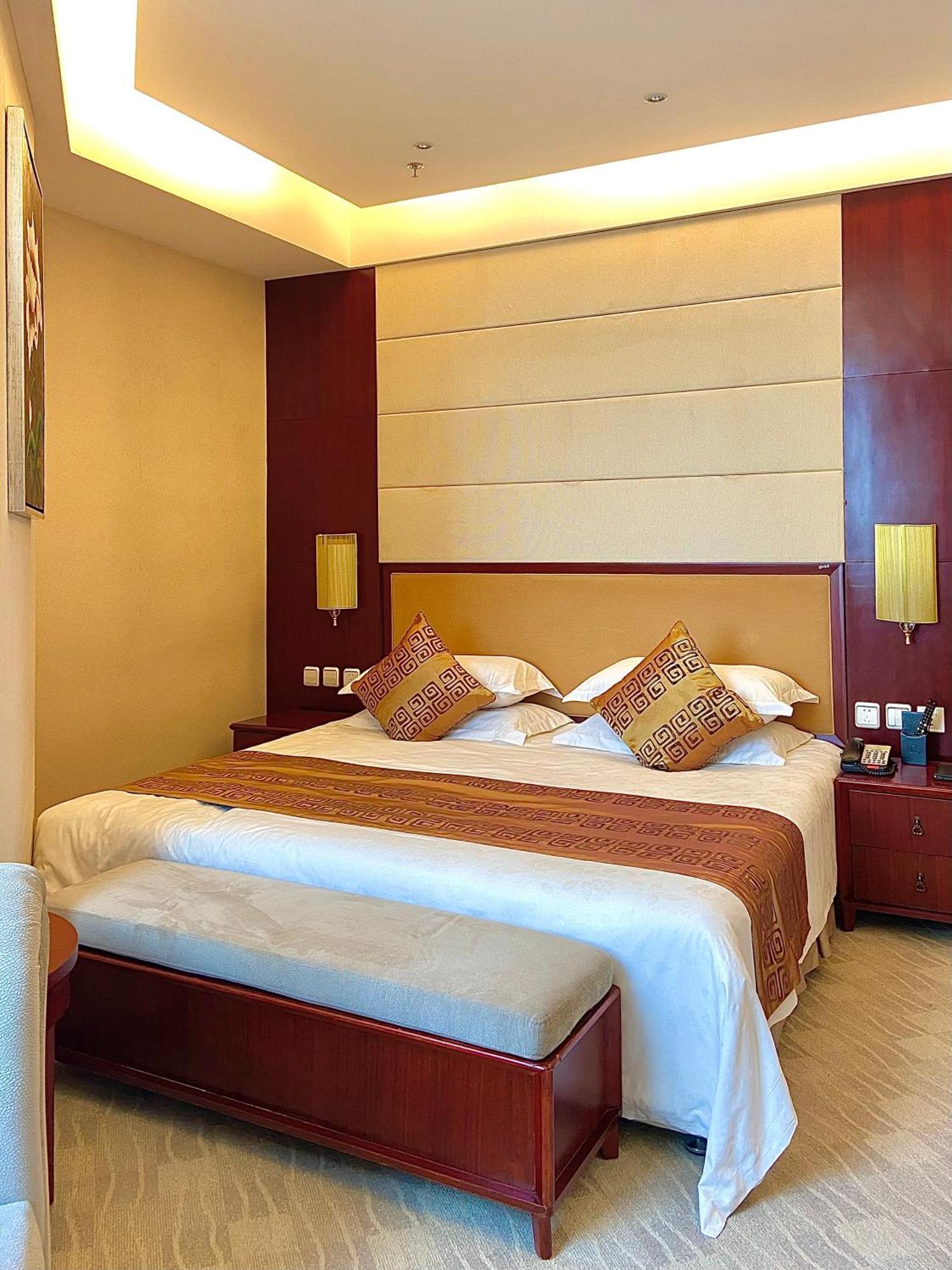 Beijing Palace Soluxe Hotel Astana Buitenkant foto A bedroom at the hotel