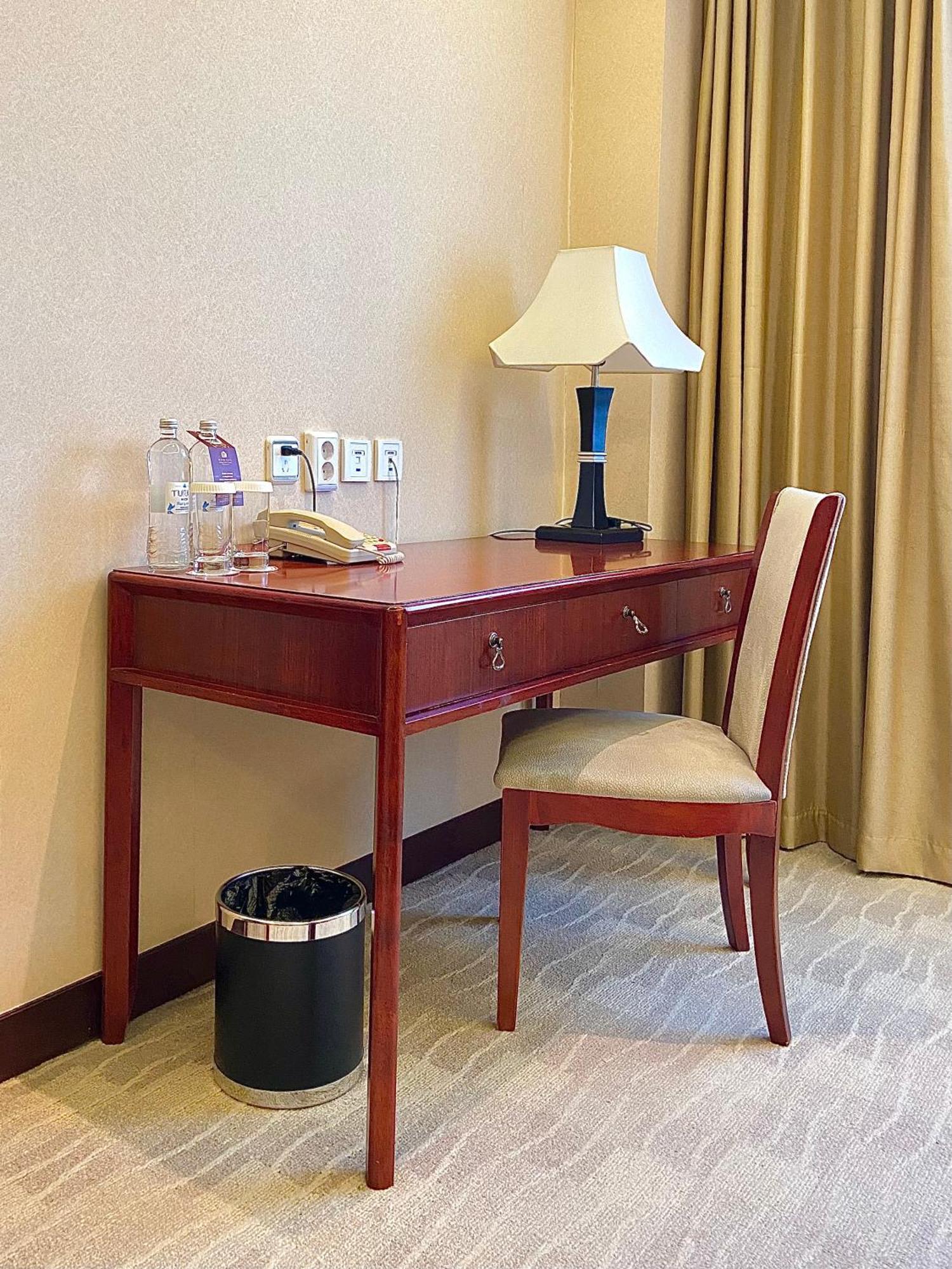 Beijing Palace Soluxe Hotel Astana Buitenkant foto A writing desk in a hotel room