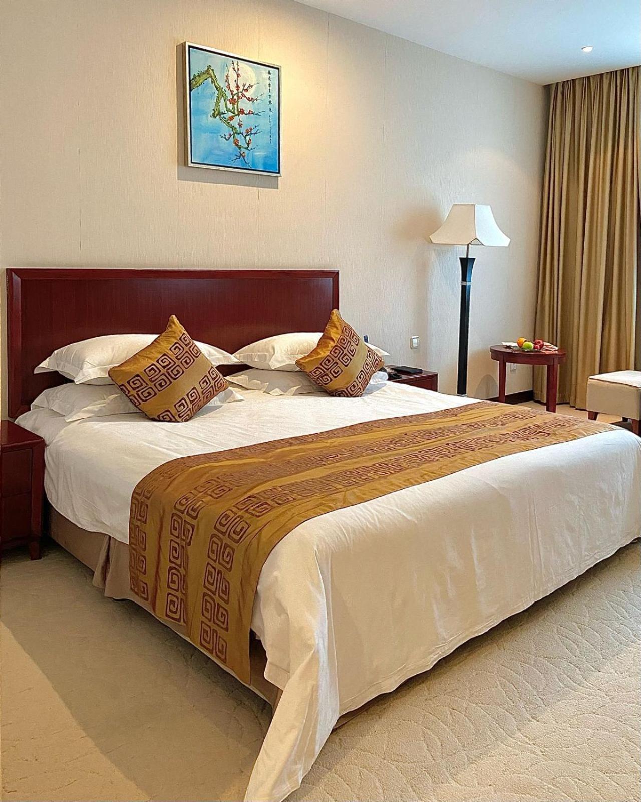 Beijing Palace Soluxe Hotel Astana Buitenkant foto A bed runner