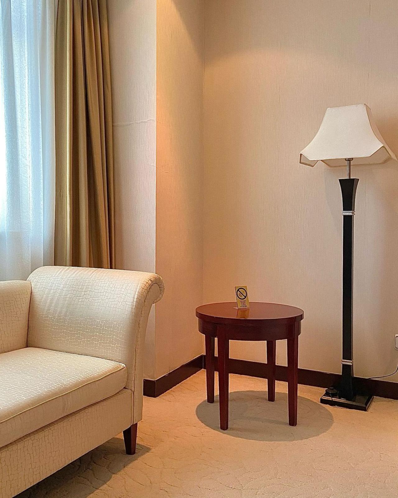 Beijing Palace Soluxe Hotel Astana Buitenkant foto A floor lamp