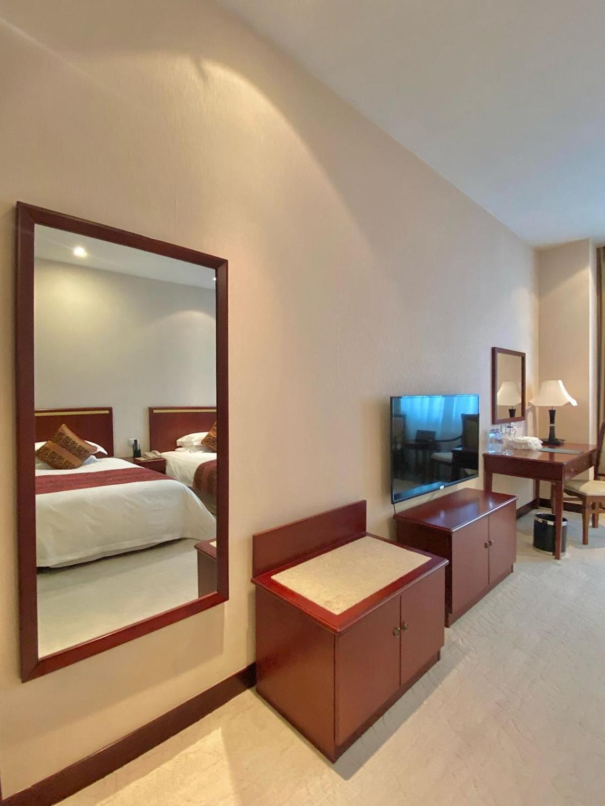 Beijing Palace Soluxe Hotel Astana Buitenkant foto A room at the hotel