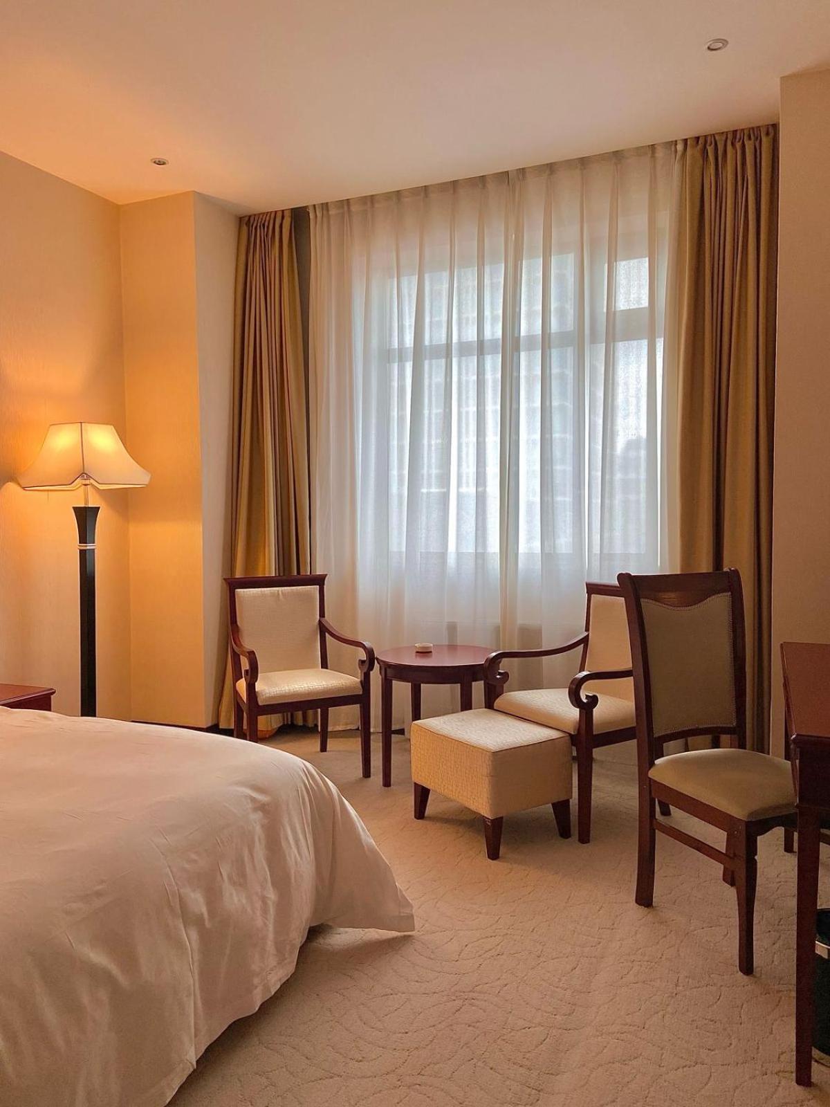 Beijing Palace Soluxe Hotel Astana Buitenkant foto A room at the hotel