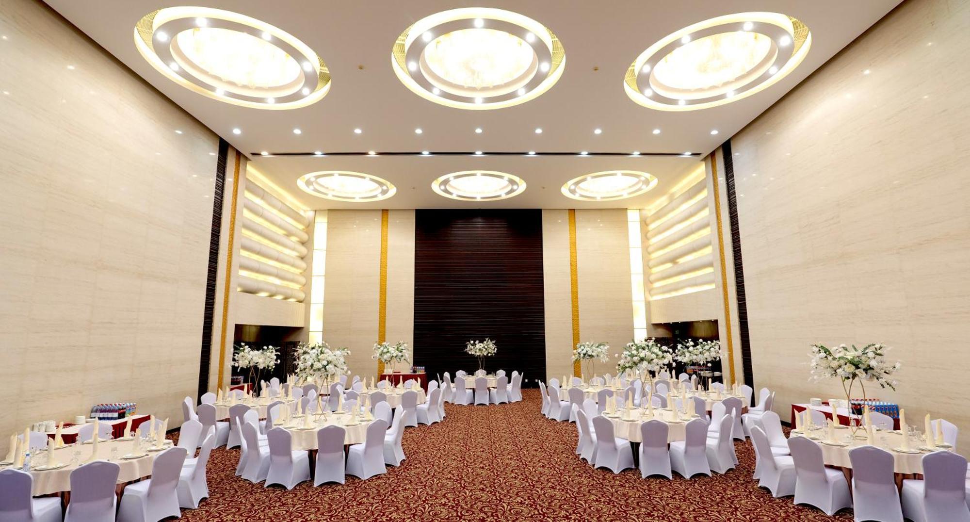 Beijing Palace Soluxe Hotel Astana Buitenkant foto The ballroom