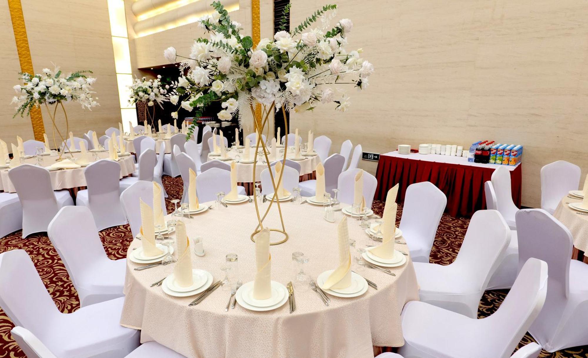 Beijing Palace Soluxe Hotel Astana Buitenkant foto A table set for a formal dinner