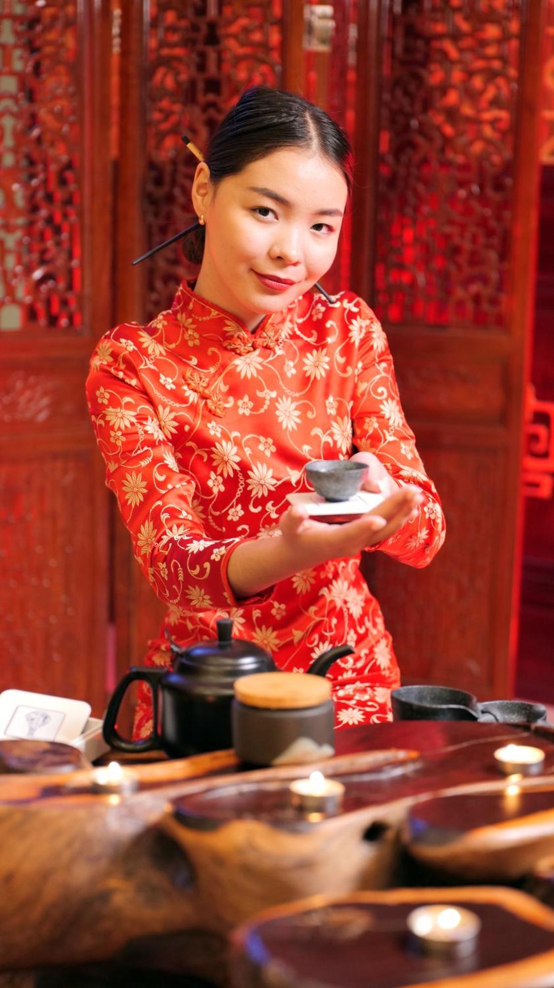 Beijing Palace Soluxe Hotel Astana Buitenkant foto A woman wearing a qipao
