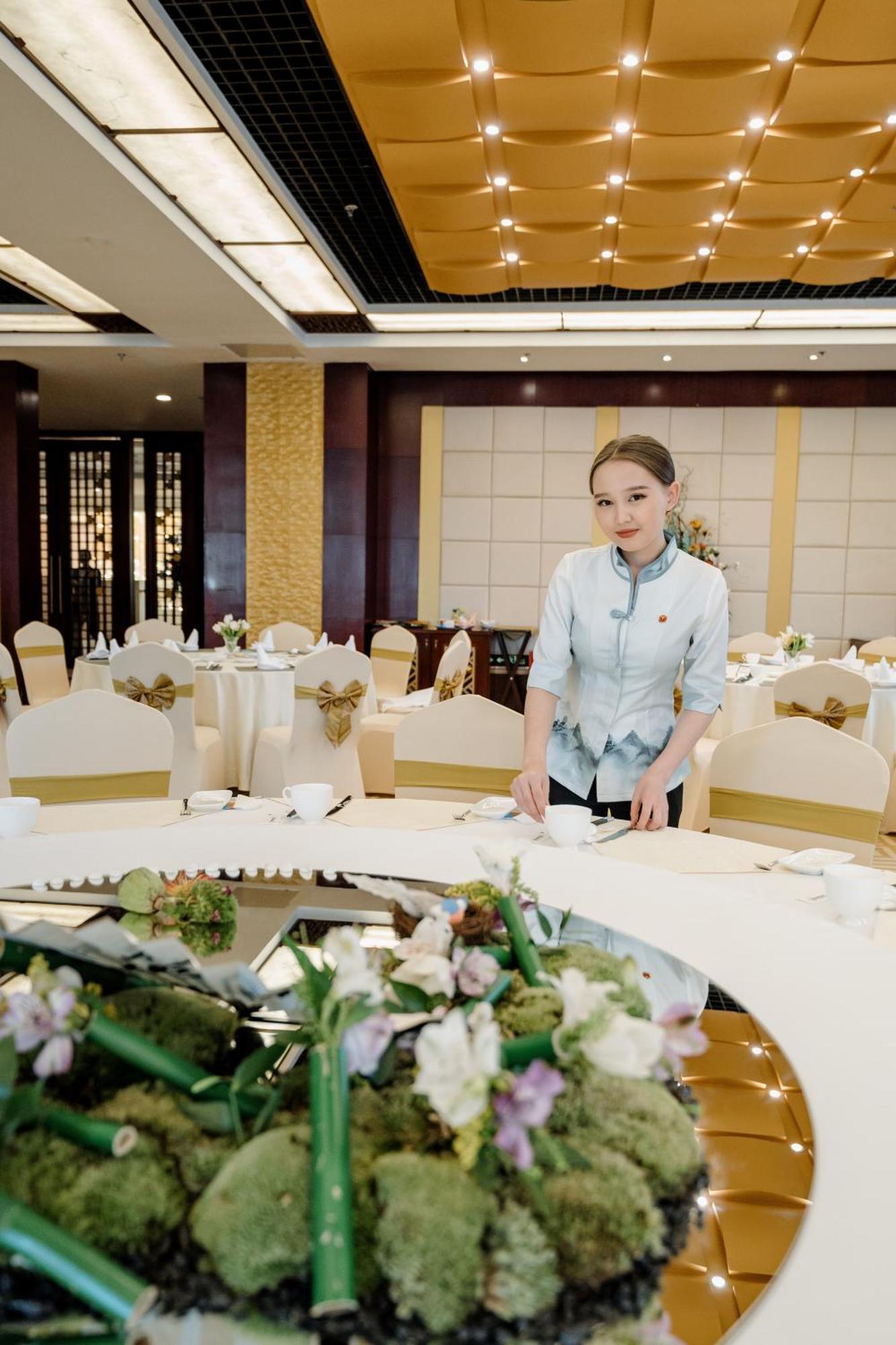 Beijing Palace Soluxe Hotel Astana Buitenkant foto A restaurant hostess