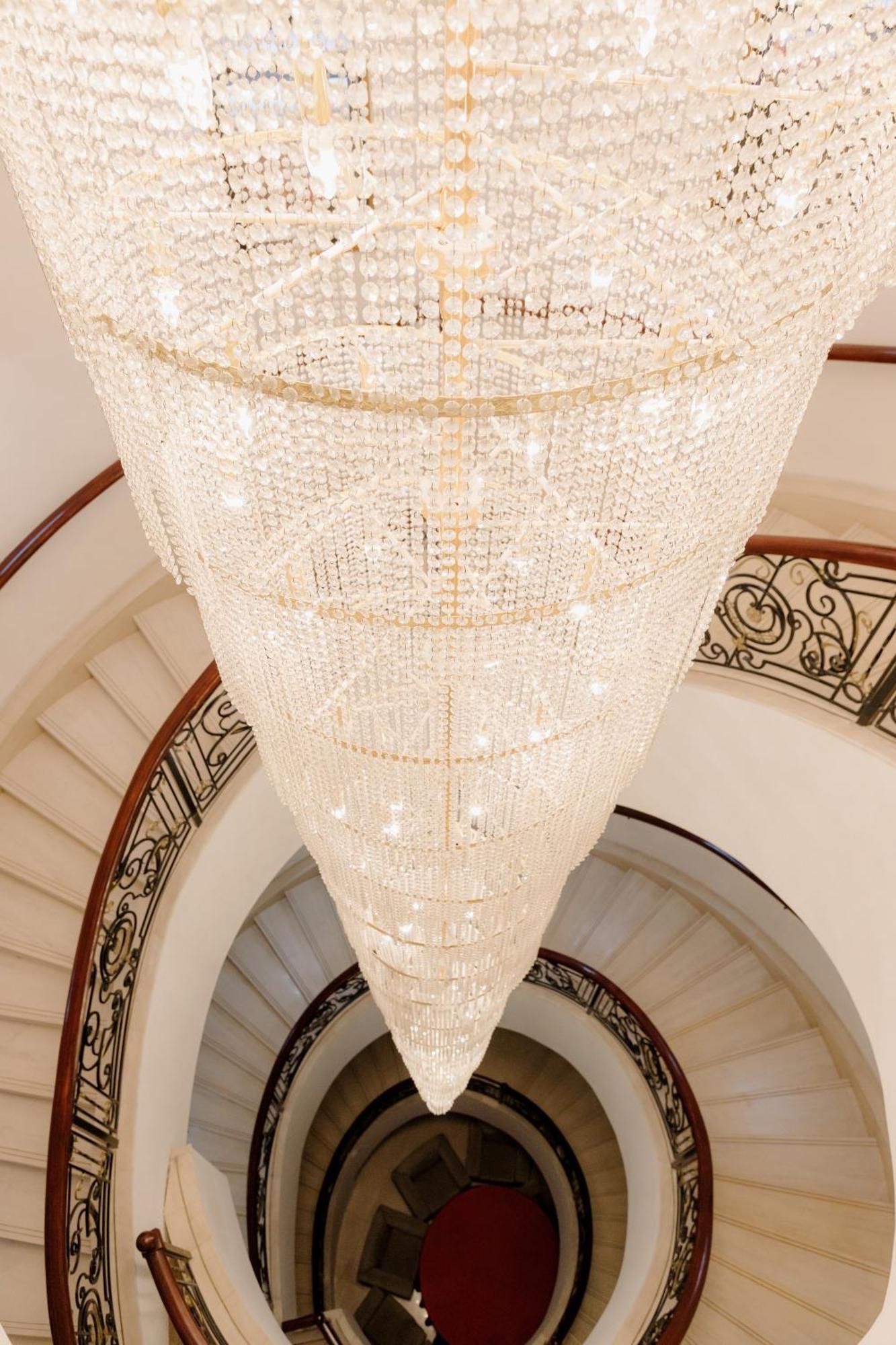 Beijing Palace Soluxe Hotel Astana Buitenkant foto The staircase and chandelier