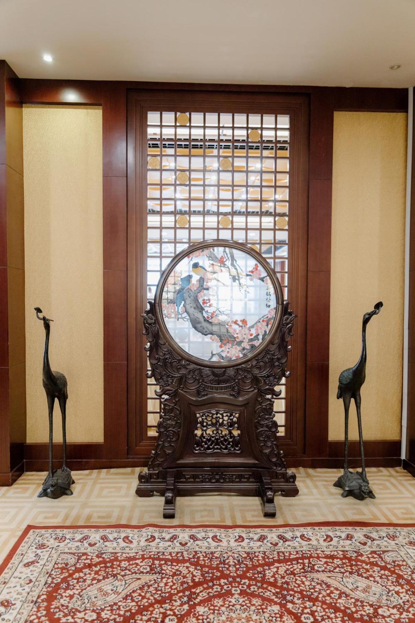 Beijing Palace Soluxe Hotel Astana Buitenkant foto A Chinese mirror
