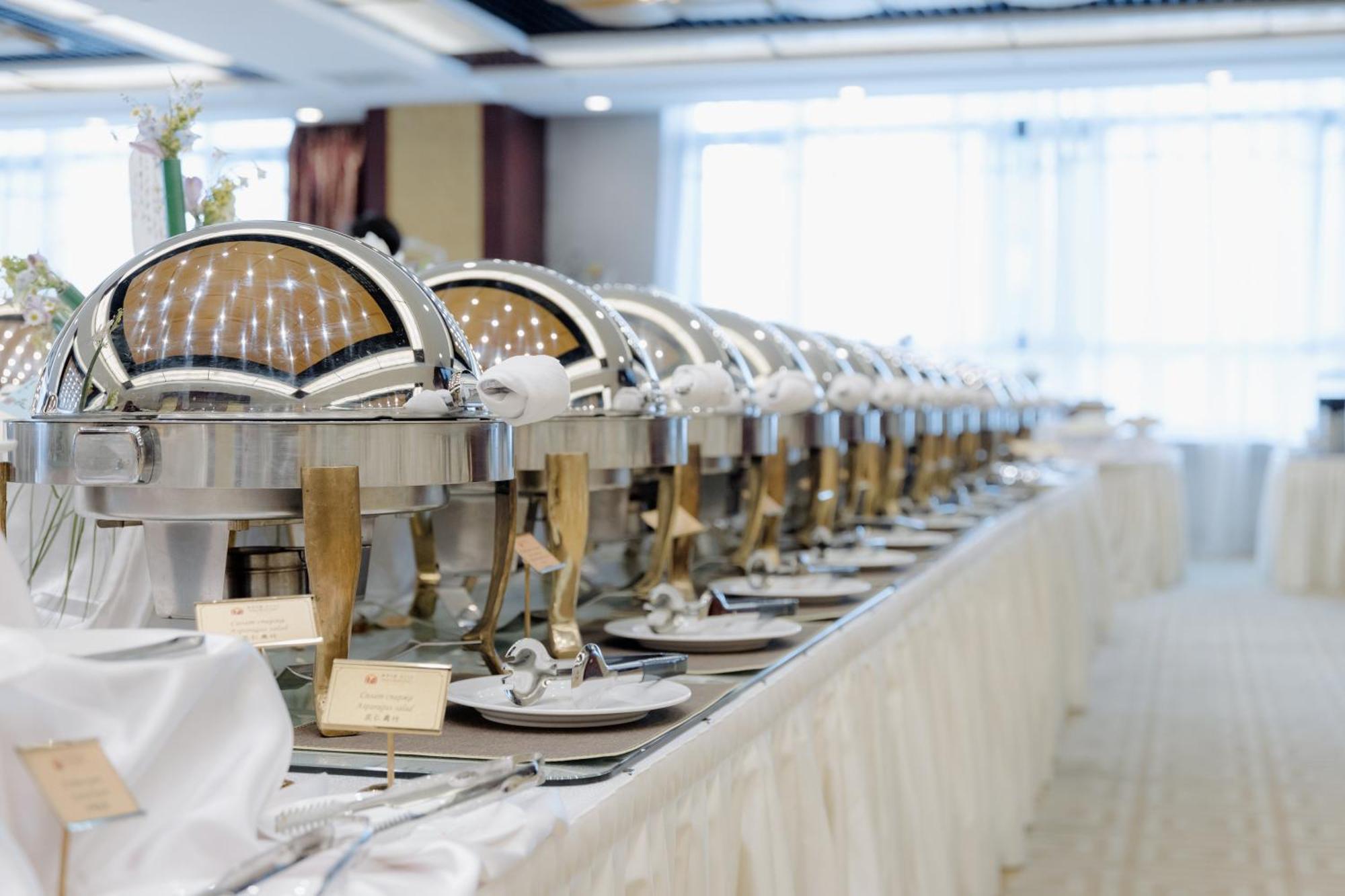 Beijing Palace Soluxe Hotel Astana Buitenkant foto A row of chafing dishes