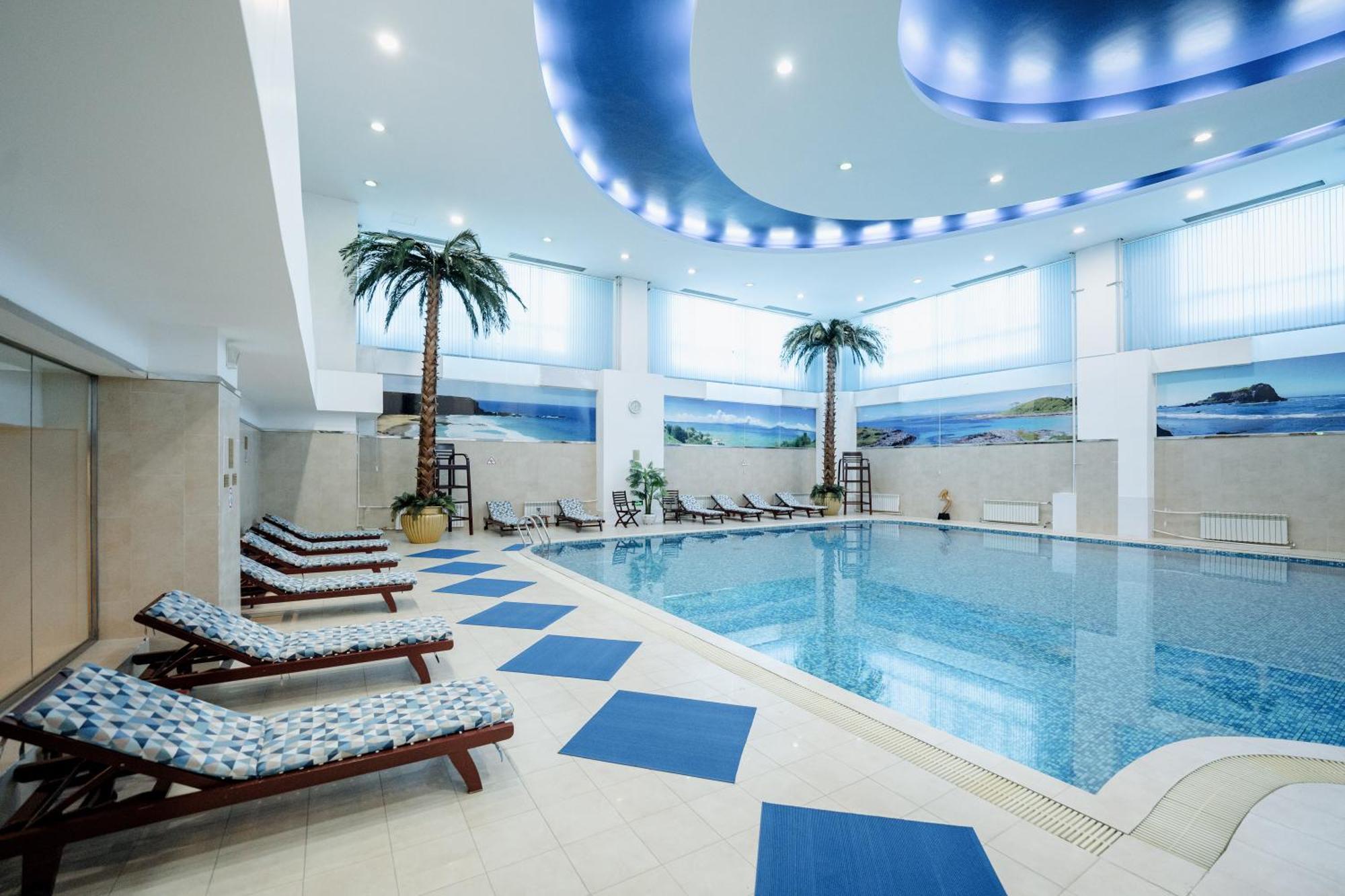 Beijing Palace Soluxe Hotel Astana Buitenkant foto The swimming pool at the hotel
