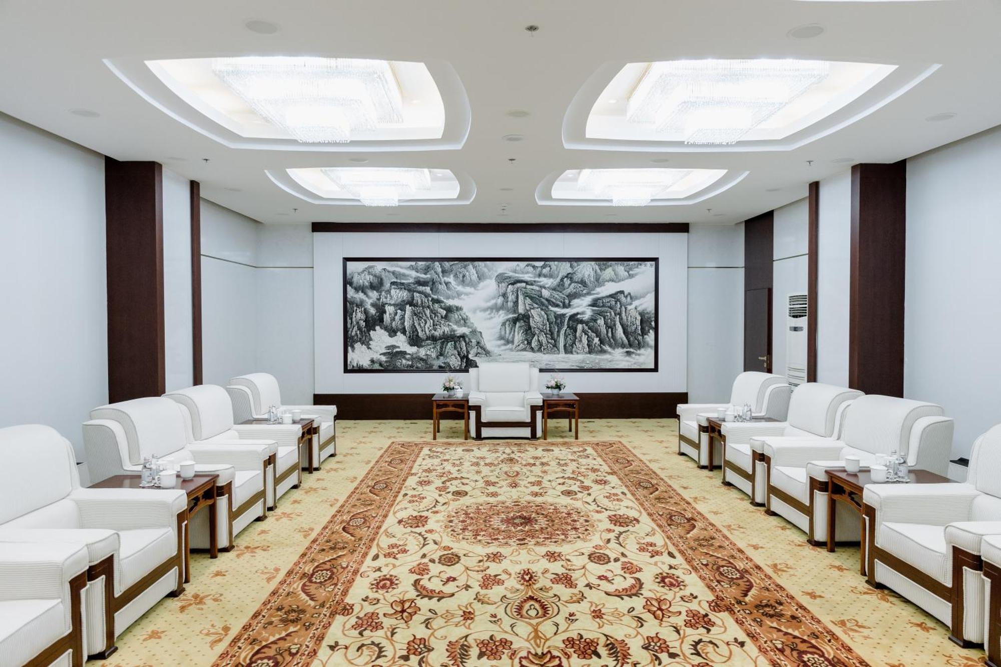 Beijing Palace Soluxe Hotel Astana Buitenkant foto The waiting room of the airport