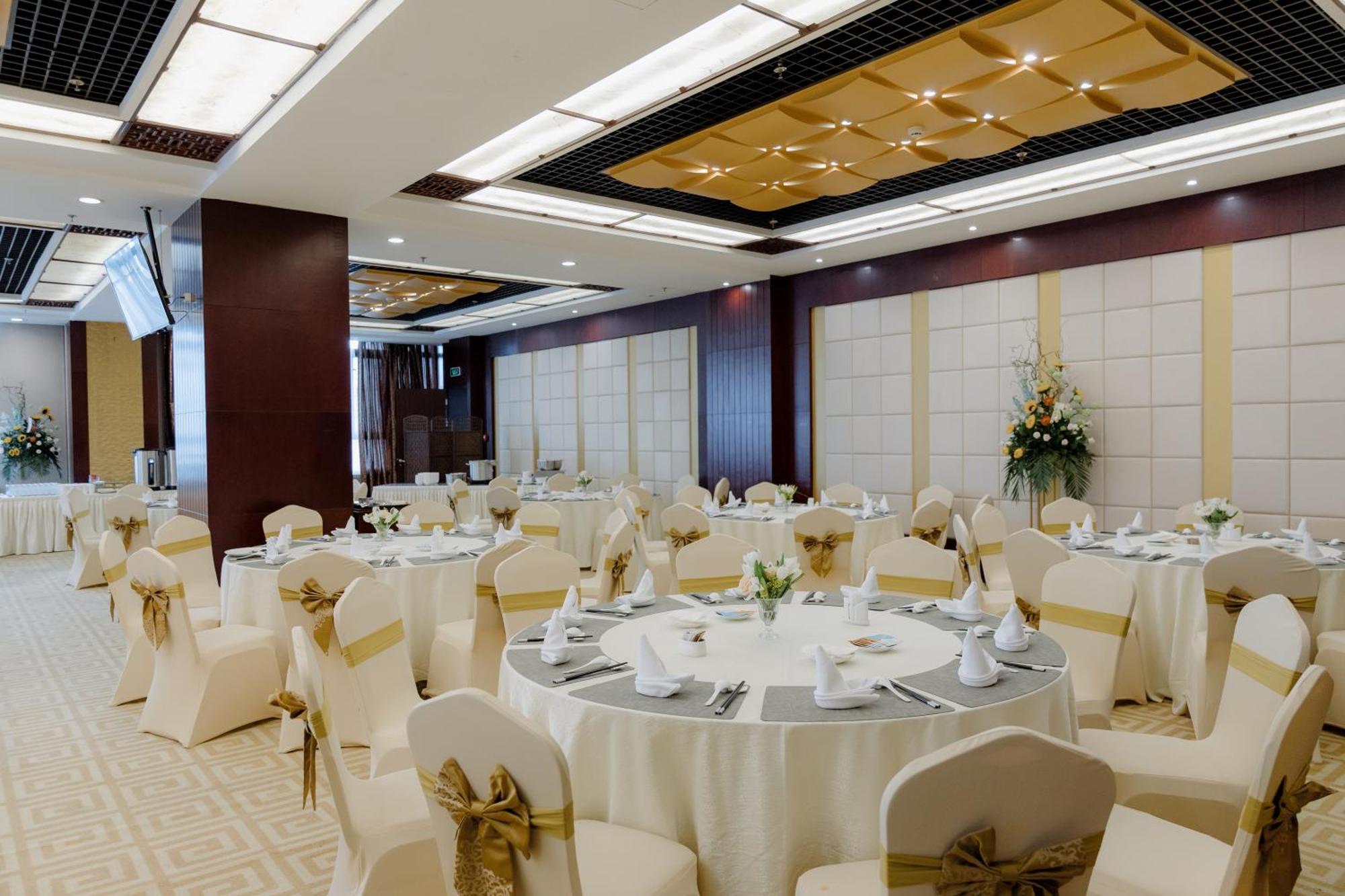 Beijing Palace Soluxe Hotel Astana Buitenkant foto A banquet hall