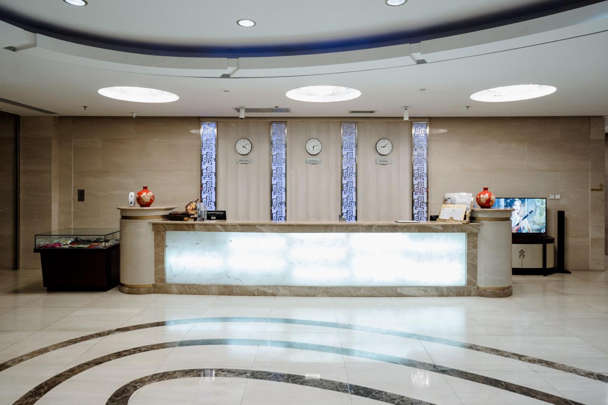 Beijing Palace Soluxe Hotel Astana Buitenkant foto Reception desk
