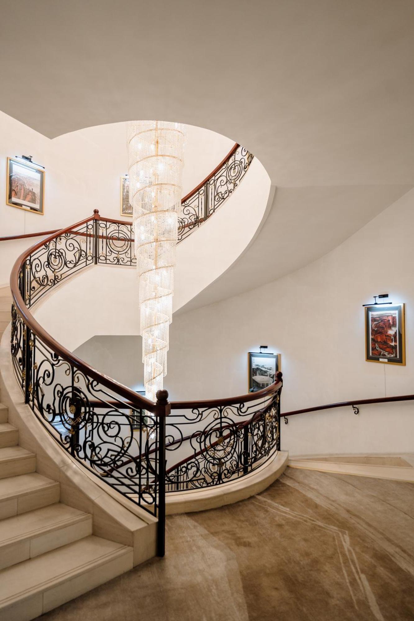 Beijing Palace Soluxe Hotel Astana Buitenkant foto Staircase