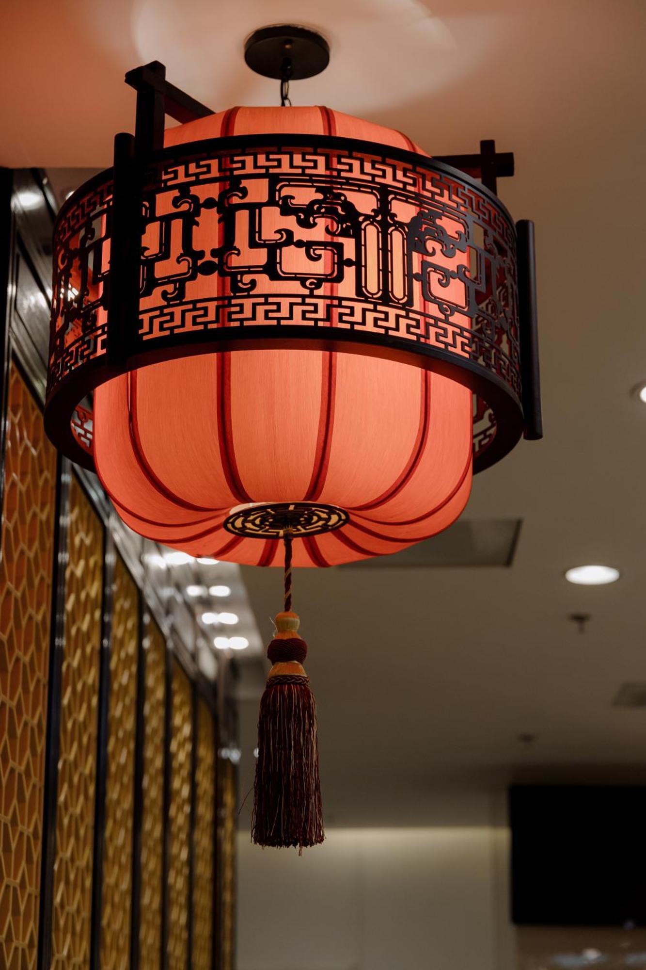 Beijing Palace Soluxe Hotel Astana Buitenkant foto A Chinese lantern