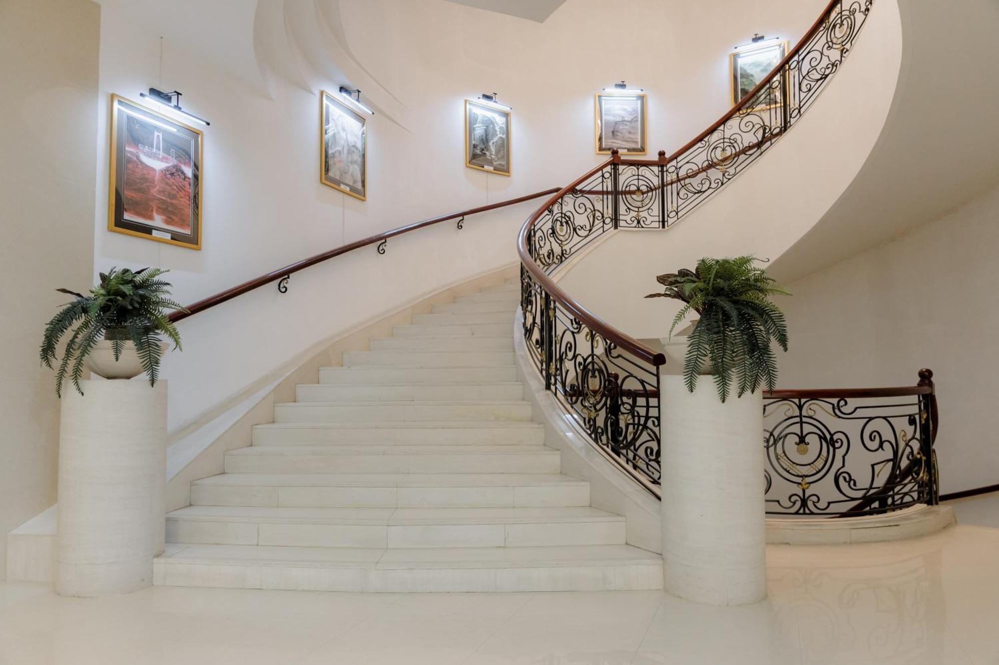 Beijing Palace Soluxe Hotel Astana Buitenkant foto Staircase