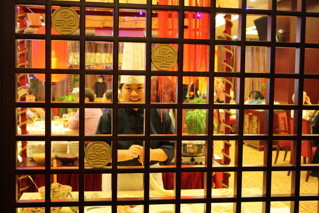 Beijing Palace Soluxe Hotel Astana Buitenkant foto A shishi-dō at a restaurant in Tokyo